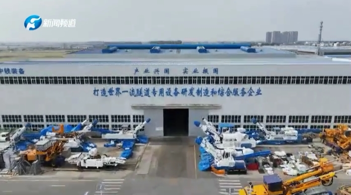 【起飛吧 河南】國(guó)內(nèi)首臺(tái)套超強(qiáng)爬坡液壓運(yùn)輸車在新鄉(xiāng)下線