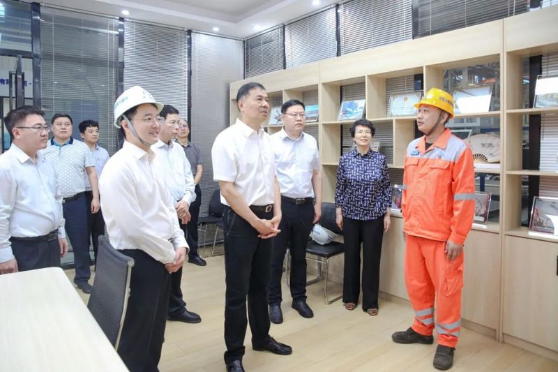 河南省人大常委會(huì)副主任、省總工會(huì)主席李公樂蒞臨設(shè)備公司調(diào)研工作