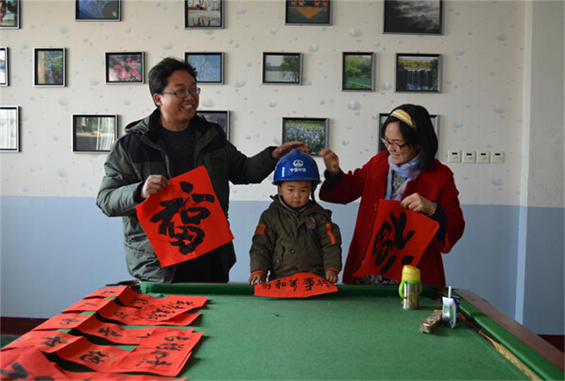 設(shè)備公司舉辦“百福納春，羊迎大吉”送春聯(lián)活動